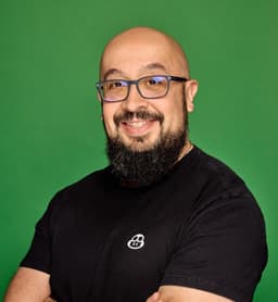 Alexis Abril headshot